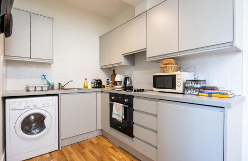 Grand Canal Dock Apartment | Flat w/Balcony & Canal view - 4min to station