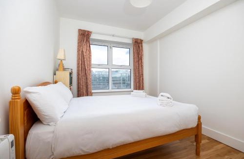 Grand Canal Dock Apartment | Flat w/Balcony & Canal view - 4min to station