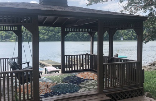 Ingles House | Flat waterfront property near Virginia Tech/Blacksburg on Claytor Lake