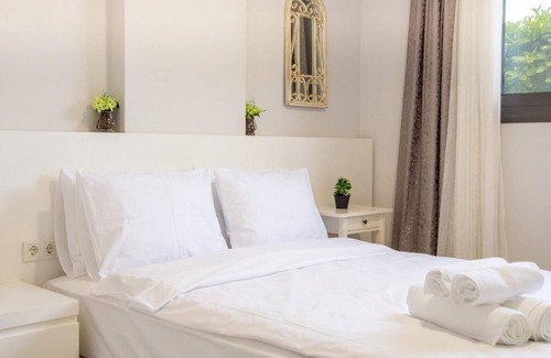 Altınyunus Mahallesi Apartment | Flat with Shared Pool Close to the Beach in Cesme