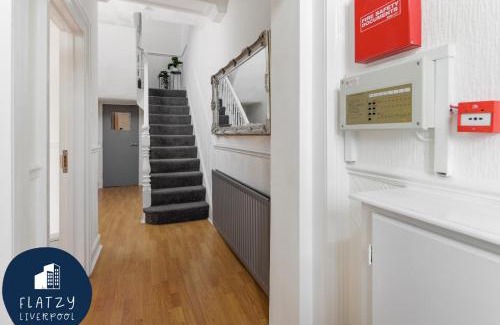 Liverpool House | FLATZY - 6 bed Oasis Close to Football Stadiums