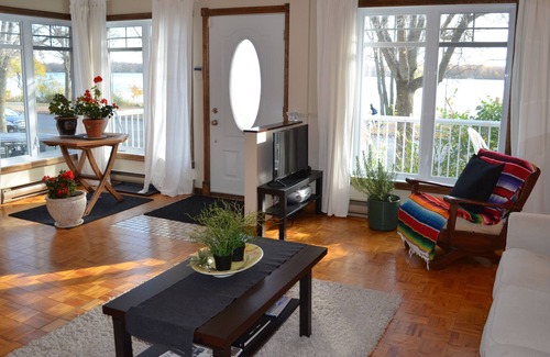 LaSalle House | Flawless! Country house facing the river!