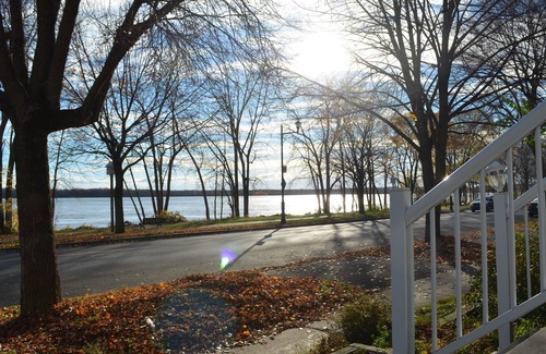 LaSalle House | Flawless! Country house facing the river!