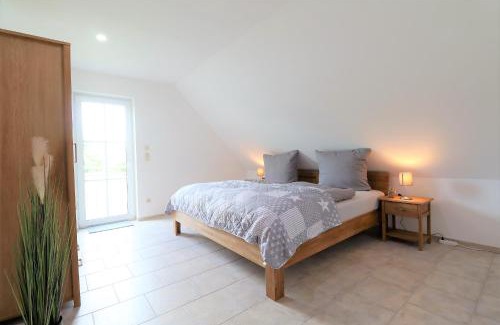 Diemelsee House | Flechtdorfer Waldblick - 130 qm großes Ferienhaus und großem Grundstück und Bachlauf und Terrasse für 6 Gäste