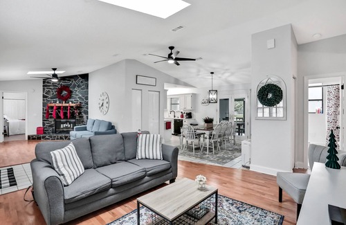 Doctors Inlet House | Fleming Island 4/3 by River wifi&MILS! Beach 45min