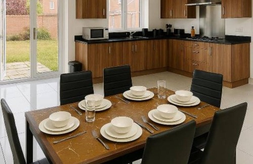 Leavesden House | Flexistay hub at Watford (Double Room with Private Bathroom)