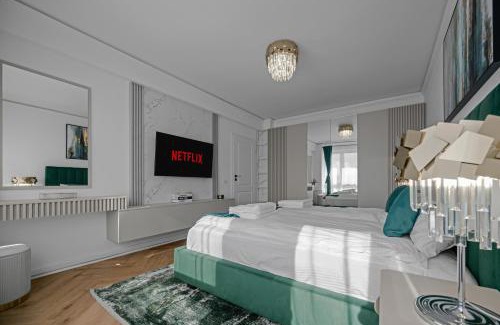 Vladeni Apartment | FLH - Panoramic Garden Luxury Apt