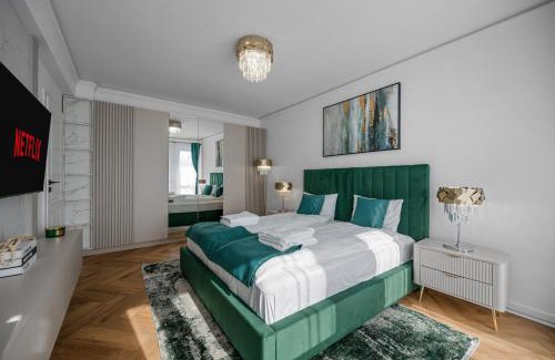 Vladeni Apartment | FLH - Panoramic Garden Luxury Apt