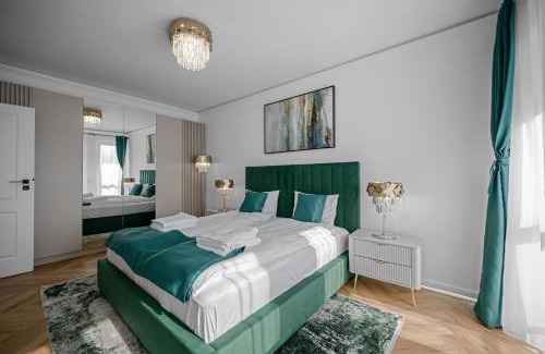 Vladeni Apartment | FLH - Panoramic Garden Luxury Apt