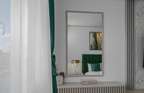 Vladeni Apartment | FLH - Panoramic Garden Luxury Apt