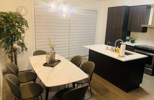 Vaughan House | Flipped House - entire 2 BR townhouse near wonderland