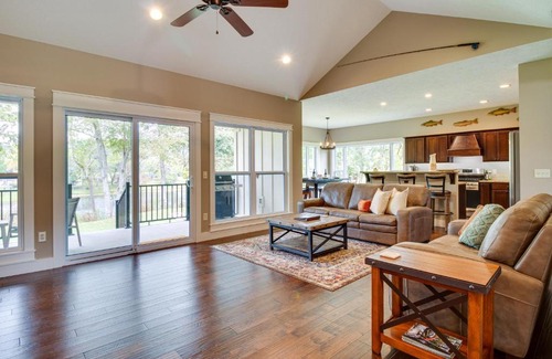 Lakeview House | Flippin Home with Deck and Grill Steps to White River