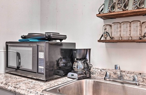 Canyon Lake Apartment | Flirty Flamingo' Studio: 1 Mi to Canyon Lake