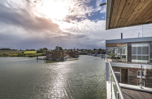 Kroeslin House | Floating House 1 Struck with fireplace - 01. Floating Houses (95 m²) with fireplace