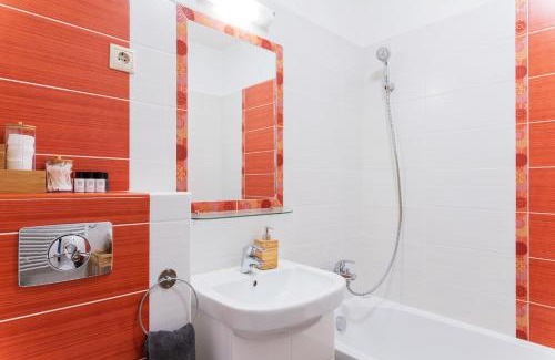 Ferencvaros Apartment | Floral Apartment - NEW in town