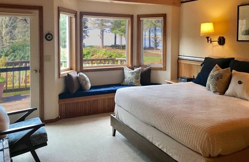 Langlois Bed & Breakfast | Floras Lake House Bed & Breakfast