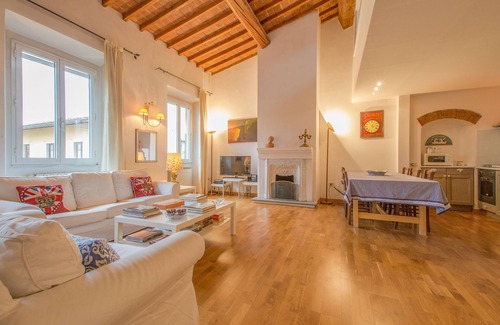 Santissima Annunziata Apartment | Florence - large panoramic apartment