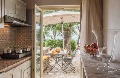 Monsummano Terme Villa | Florence & Tuscany. Pool, jacuzzi, parking and. relax