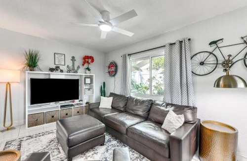 Pinellas Park House | Florida Gem on St Petersburg Border Serene Patio