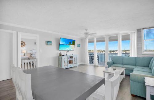 Meadows House | Florida - Spacious Updated Waterfront Condo 2x2 Pool Dock