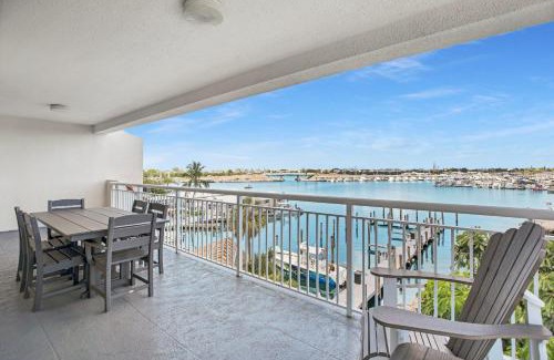 Meadows House | Florida - Spacious Updated Waterfront Condo 2x2 Pool Dock