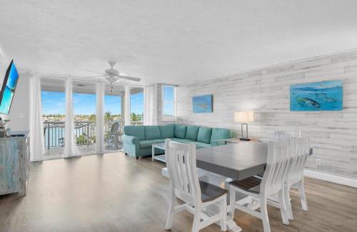 Meadows House | Florida - Spacious Updated Waterfront Condo 2x2 Pool Dock