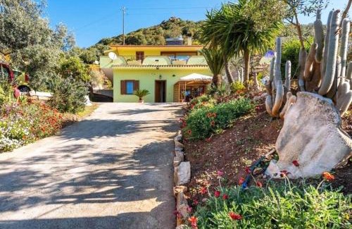 Gonnesa Apartment | Floris Modern House -Two En-Suite Rooms & Wi-Fi
