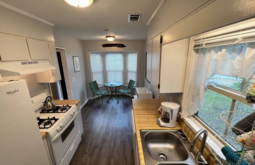Thunderbolt House | Flo’s Hideaway in the Heart of Thunderbolt just outside Savannah city limits