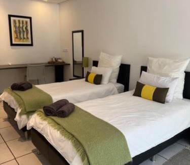 Porterville Hotel | Flyers' Lodge