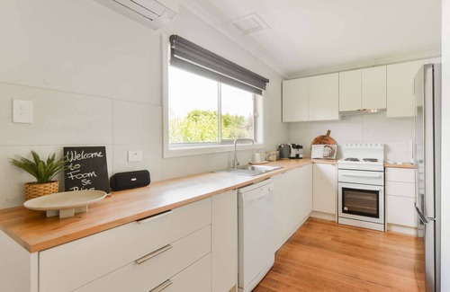 Rosebud House | Foam St Bliss - 3 bedroom pet friendly cosy cottage with large secure backyard