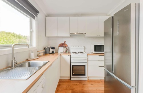 Rosebud House | Foam St Bliss - 3 bedroom pet friendly cosy cottage with large secure backyard