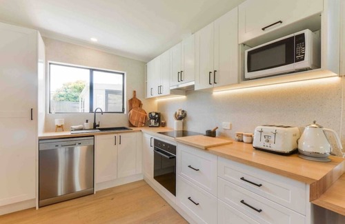 Rosebud House | Foam St Serenity - 4 bedroom house with secure front and backyard - 4pm check out on Sundays*