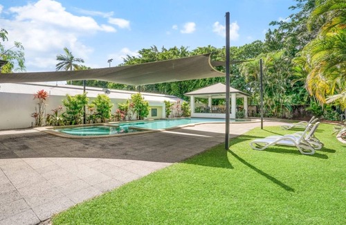 Bungalow Apartment | Focus on Spence - Stylish Poolside Retreat Minutes from Cairns CBD