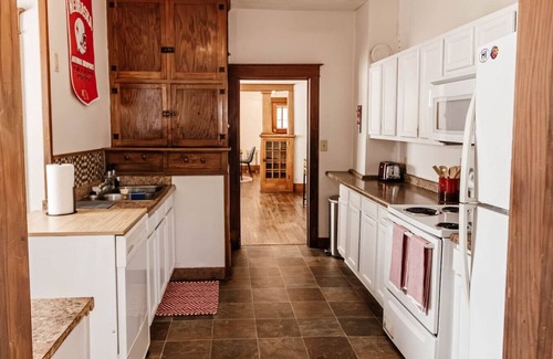 Lincoln House | Foosball & Billiard ready Near UNL, Zoo & Stadium