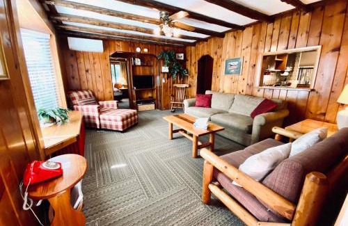 Lower Arapahoe Hotel | Foot of the Mountain Motel