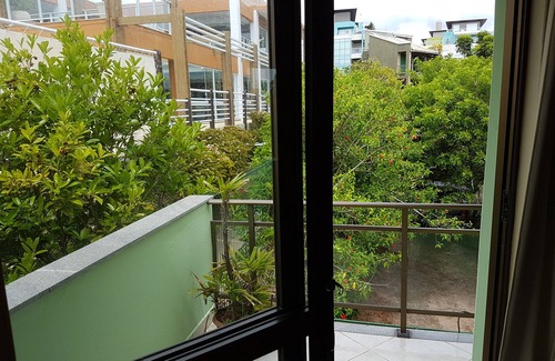 Santinho House | Foot on the sand. 3 bedroom house with 1 suite on the edge of Santinho Beach -