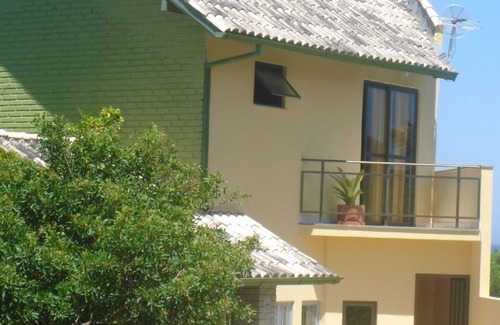 Santinho House | Foot on the sand. 3 bedroom house with 1 suite on the edge of Santinho Beach -