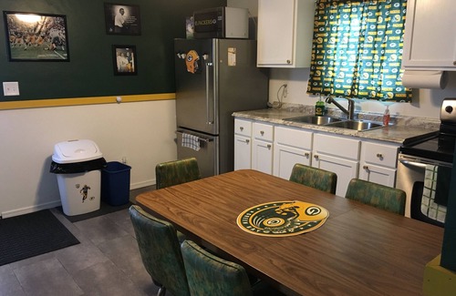 Green Bay House | Football fun house 1 mile from Lambeau!