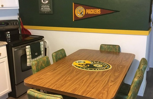 Green Bay House | Football fun house 1 mile from Lambeau!