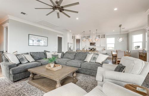 San Luis House | Footprints in the Sand - Luxe Freeport Home!