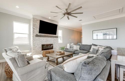 San Luis House | Footprints in the Sand - Luxe Freeport Home!