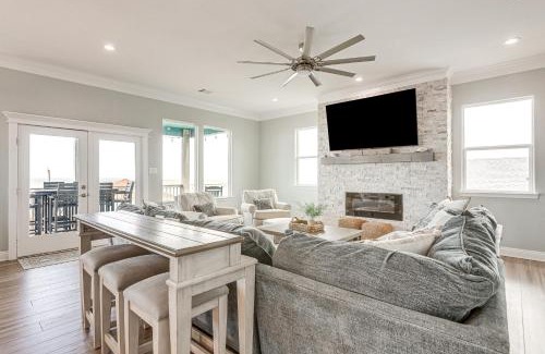 San Luis House | Footprints in the Sand - Luxe Freeport Home!