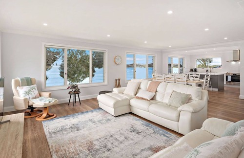 Salamander Bay House | Footprints on Foreshore