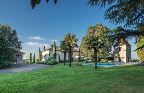 Laugnac Villa | FOR FAMILIES OR FRIENDS 12 pers EXCEPTIONAL PROPERTY SWIMMING POOL AND TENNIS