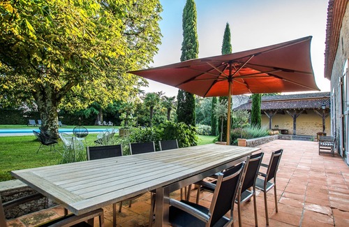 Laugnac Villa | FOR FAMILIES OR FRIENDS 12 pers EXCEPTIONAL PROPERTY SWIMMING POOL AND TENNIS