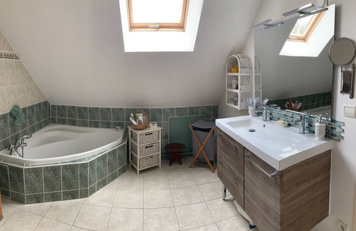 Vienne en Val Bed & Breakfast | For rent: 2 bedrooms (1 with double bed, convertible into 2 twin beds).