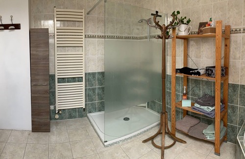 Vienne en Val Bed & Breakfast | For rent: 2 bedrooms (1 with double bed, convertible into 2 twin beds).