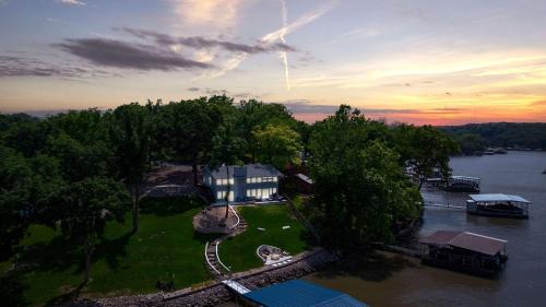 Gravois Mills House | For the View - Great Location with Lakeside Launchpad