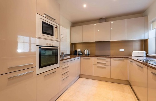 Estombar House | For The Whole Family! Relaxing 2BR Aprt with Garden view, 3 Swimming Pools & Spa