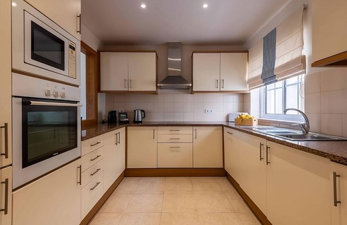 Estombar House | For the Whole Family! Spacious 2BR Aprt w/Full Kitchen & Balcony, 3 Pools & Spa!